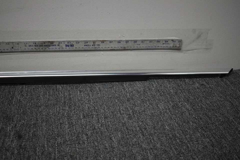 Tira de ventana de puerta delantera izquierda Mercedes Benz C300 W204 2008-2014 OEM de fábrica Foto 3 de 4