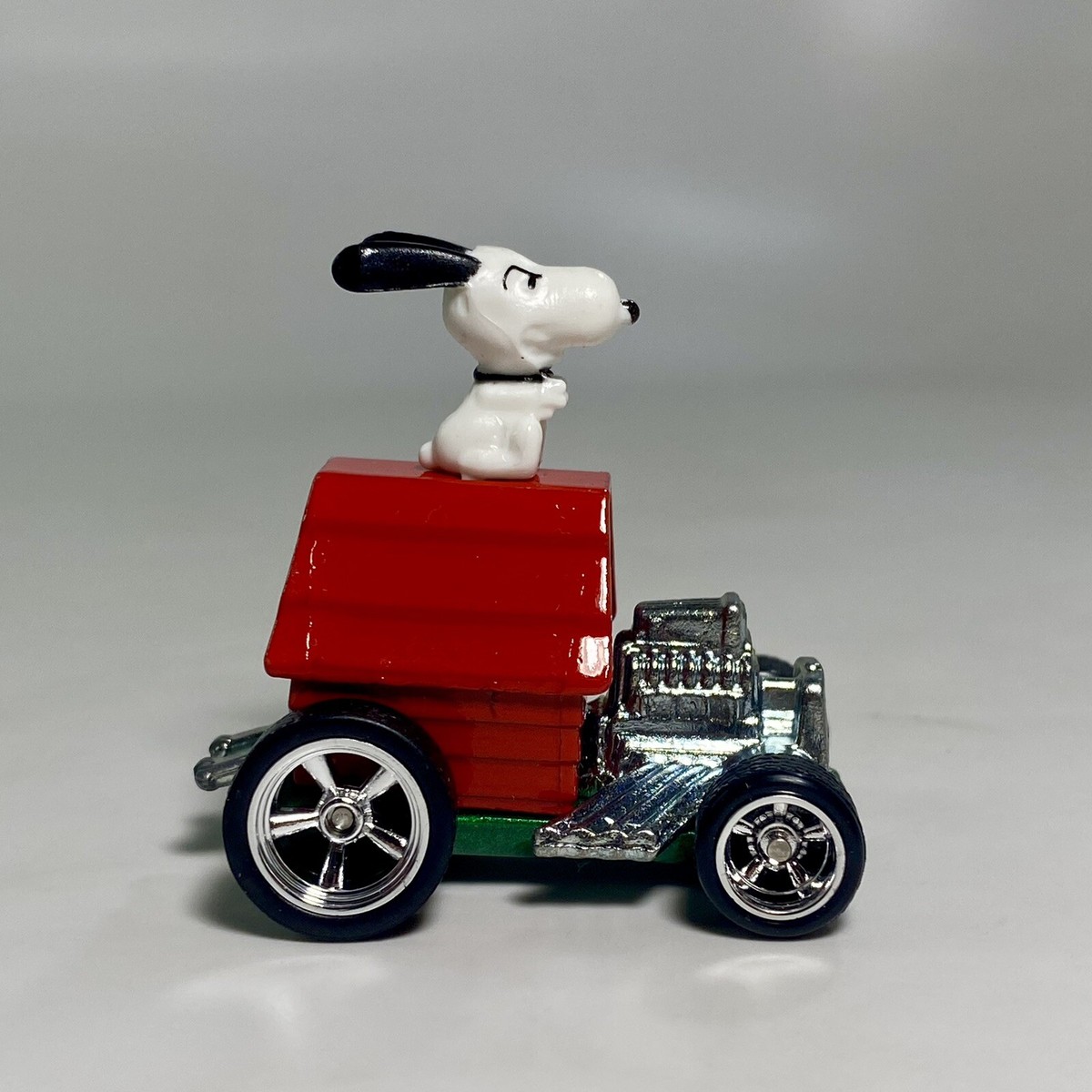 Peanuts Snoopy 1:64 Premium Pop Culture Diecast Diorama Model Car