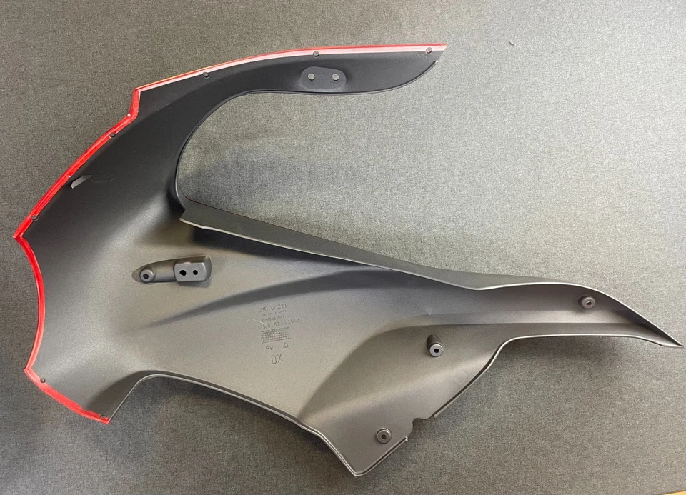 CARENADO DERECHO NUEVO GEN MOTO GUZZI V11 1100 LE MANS ROJO/GRIS 2001-2002 GU01575563 Foto 4 de 4