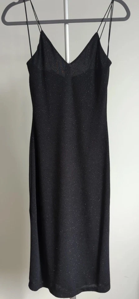 Vestido Alice + Olivia Midi Stila Metálico Seda Abertura Lateral 4 Negro Brillante Vacaciones Foto 3 de 4