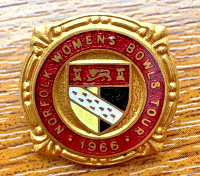 Norfolk Womens Bowls Tour 1966 Emaille Abzeichen Wappen H.W. Miller Birmingham
