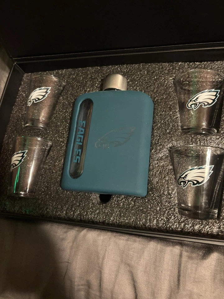 Philadelphia Eagles frasco de 4 oz e conjunto de presente de vidro 4 tiros – oficial da NFL novo na caixa - Imagem 3 de 4