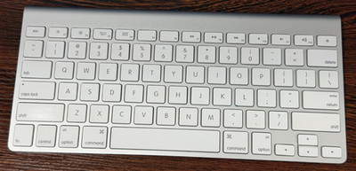 Apple A1314 Wireless Keyboard A1314 White - AA - Excellent Used Cond