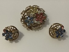 Spilla e orecchini pendenti con penna Trifari Fragonard 1954 di Alfred Philippe