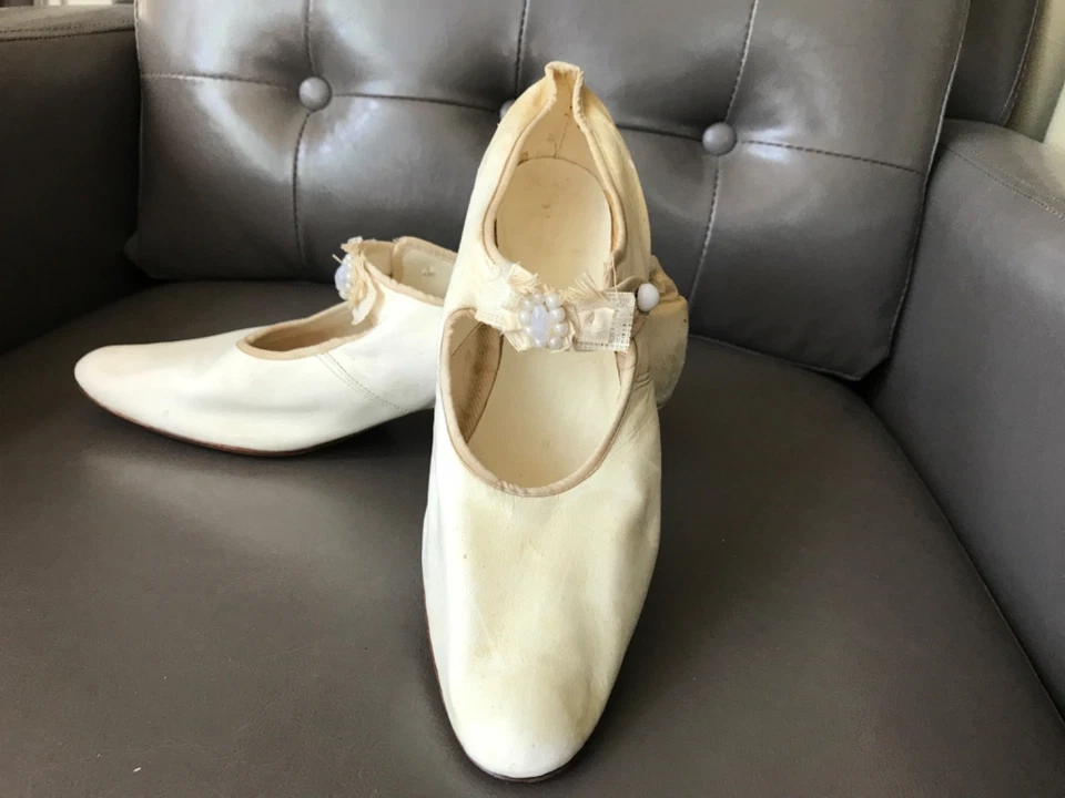 Victoriano, zapatos de novia marfil años 1800, con cuentas, correa ornamental, tacón Louis Foto 2 de 4