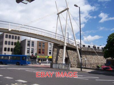 FOTO CASTLE WAY - SOUTHAMPTON INTERESSANTER KONTRAST VON ALTER STADTMAUER UND MO