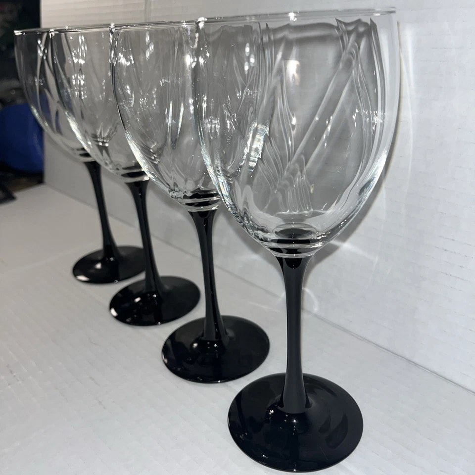 Juego de 4 copas de vino con tallo negro. Foto 2 de 4