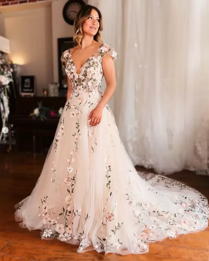 Vestidos de novia florales de encaje vintage con tren de corte cuello en V profundo Foto 2 de 4