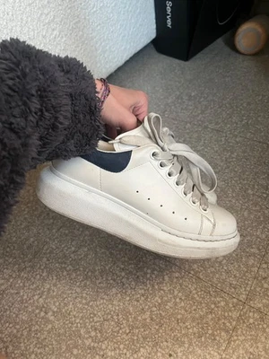Basket Alexander Mcqueen Blanc et Bleu taille 35. Bon etat - Photo 1/4