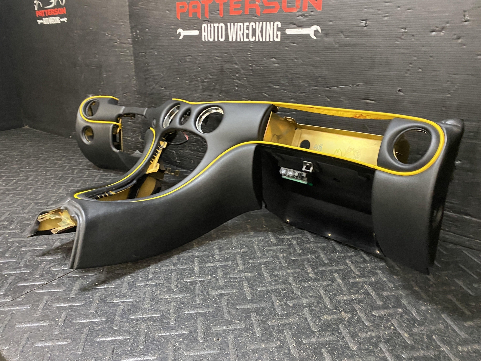 2002 MASERATI SPYDER LOWER DASH PANEL BOARD BLACK LEATHER YELLOW ACCENT