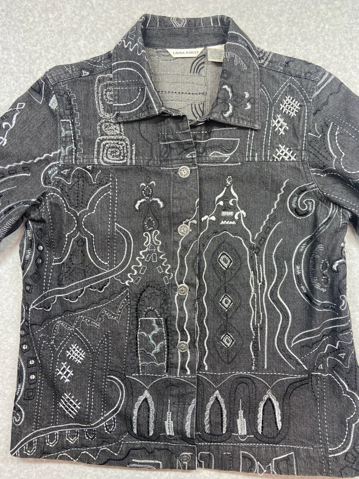 Laura Ashley 纽扣衬衫女式中号黑色灰色抽象刺绣 Lo — 第 2/4 张图片