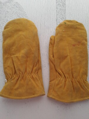 XL Mittens Unused but has some paint spots on them very warm as found condition