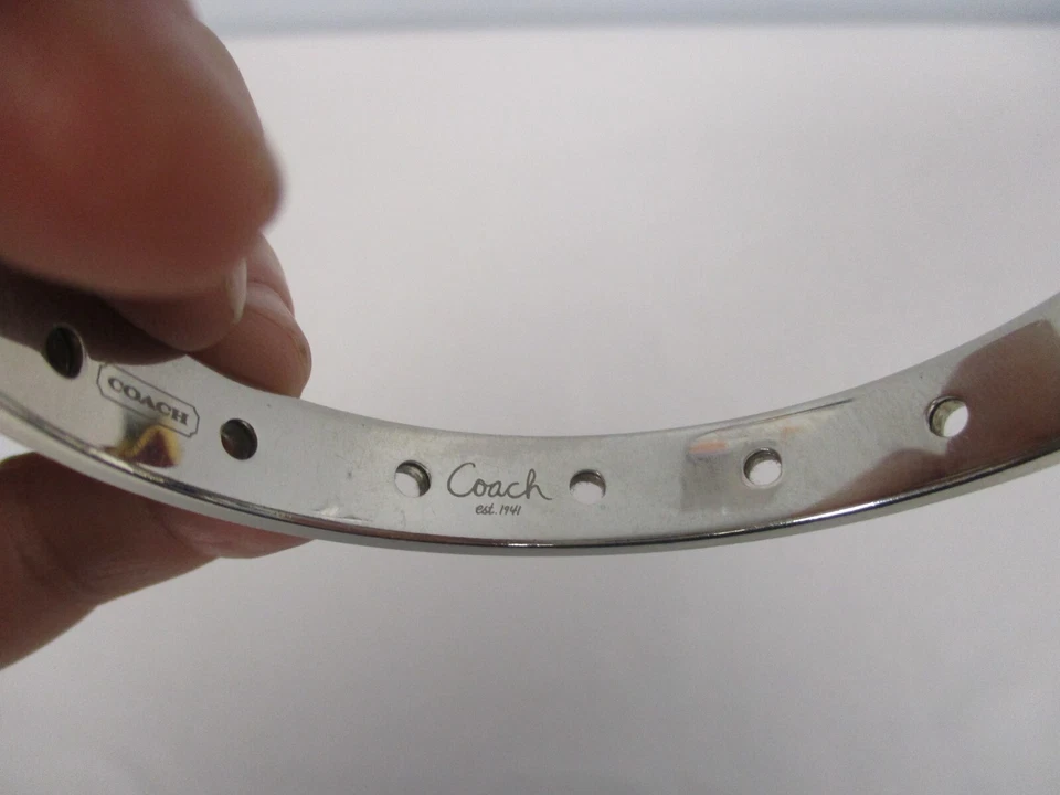PULSERA BRAZALETE COACH FIRMADA ESMALTE NEGRO PLATEADO con PUNTOS PERFORADOS Foto 3 de 4