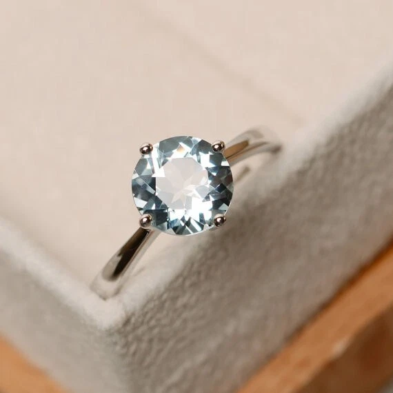 Anillo de compromiso de diamantes y aguamarina real de corte redondo de 2,00 quilates de oro blanco macizo de 14 quilates Foto 2 de 4