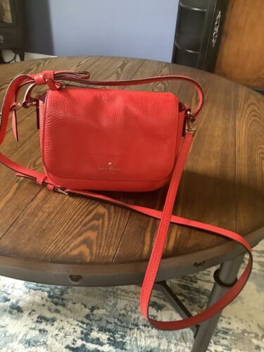 Kate Spade New York Pebbled Leather Flap Saddle Bag / Crossbody Red Cute! - Afbeelding 1 van 24