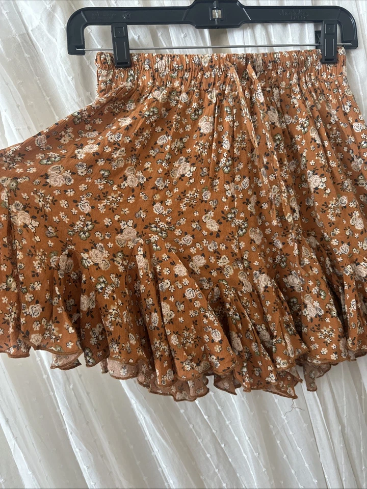 Pantalones Cortos Mable Anthropologie Floral con Volantes Talla Pequeña Foto 2 de 4