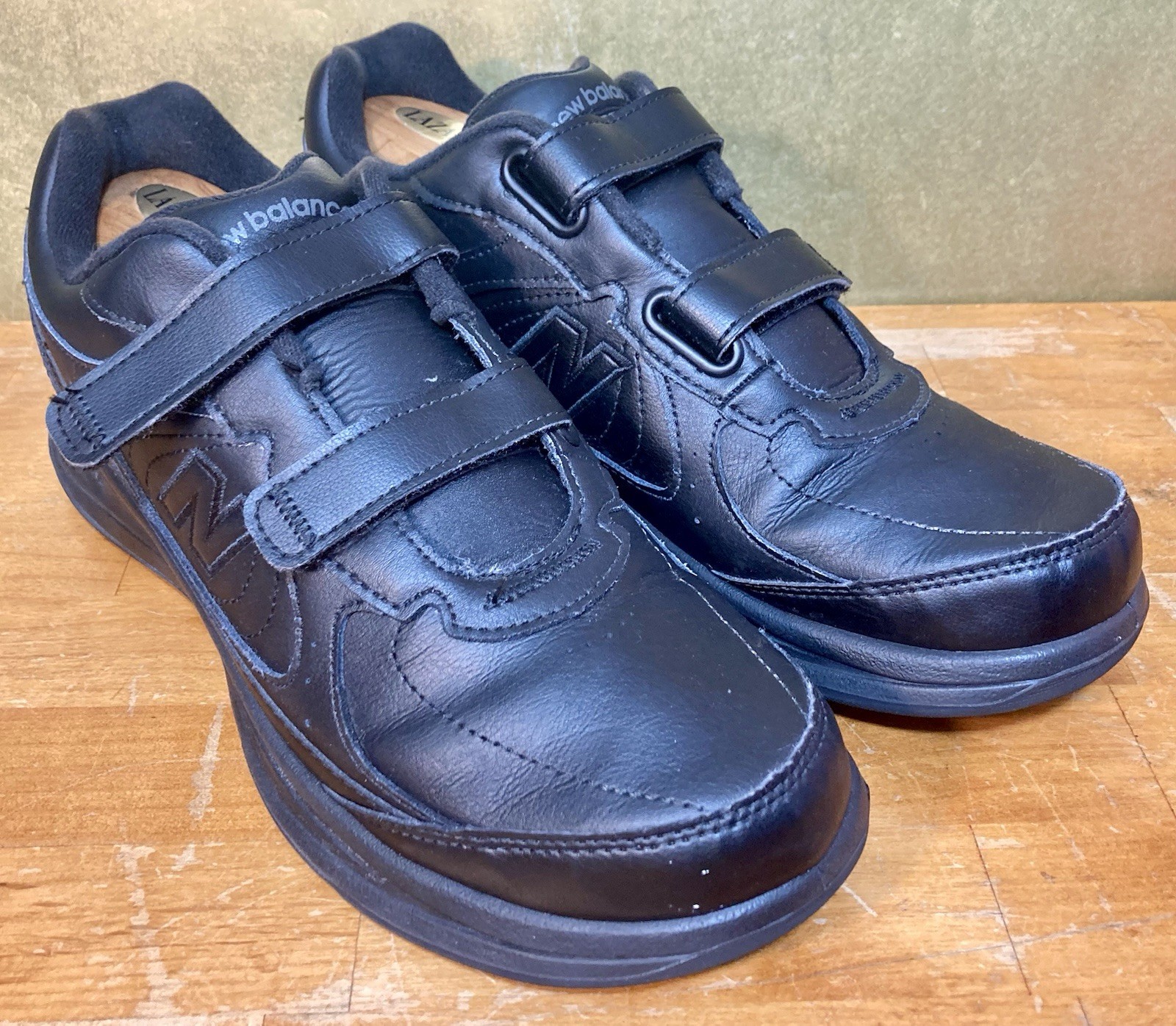 New Balance 577 Walking Sneakers Shoes Mens Size 9.5 D Black Hook & Loop New Balance 577 Walking Sneakers Shoes Mens Size 9.5 D Black Hook & Loop