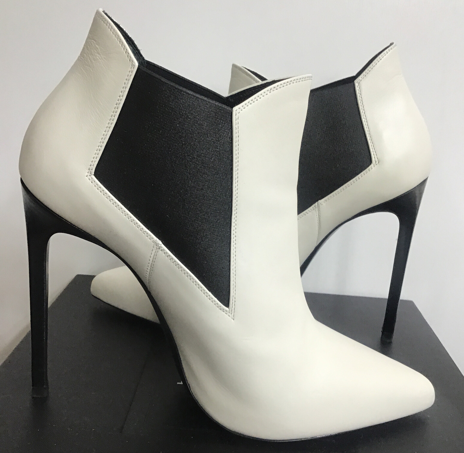 Saint Laurent Booty bianco pelle a punta stiletto elasticizzato lati taglia 39