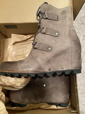Sorel JOAN Of ARTIC WEDGE MID BOOTS 9.5 US, DARK FOG, NEW IN BOX