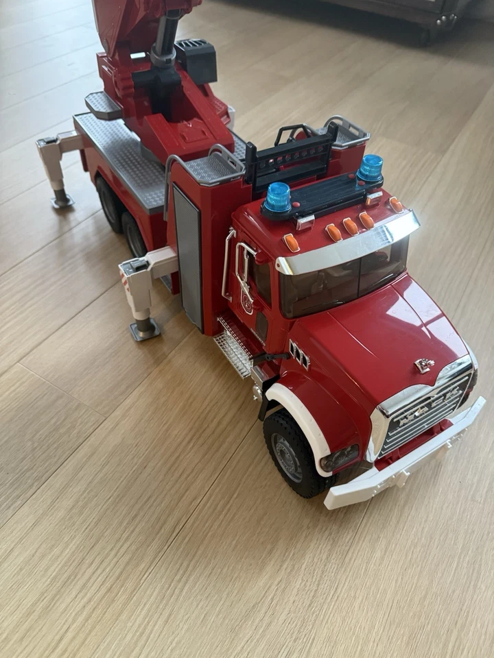 Bruder 02821 Mack Granite Fire Engine Truck Water Pump and Extendable Ladder - Image 2 of 4