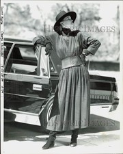 1986 Press Photo Woman models a Donna Karen dress - lra98183