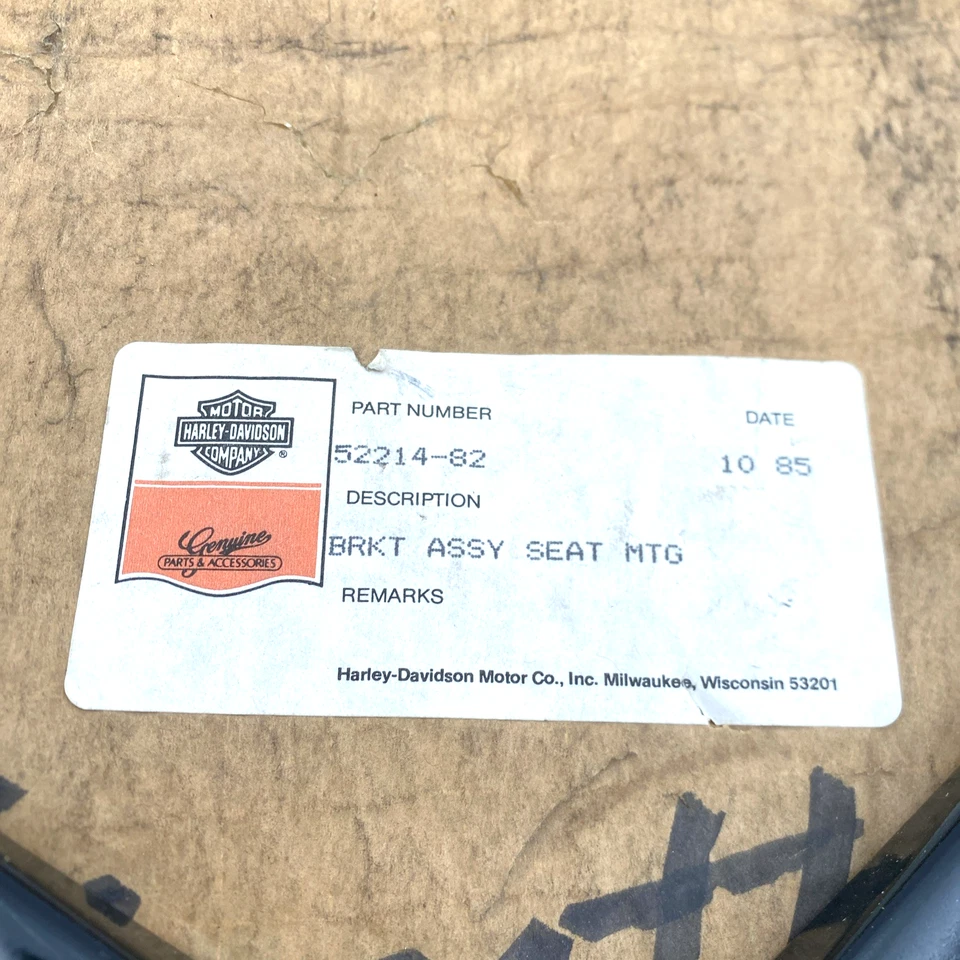 Soporte de montaje de bandeja de asiento 82-83 FXR Low Super Glide OEM Harley 52214-82 Foto 2 de 4