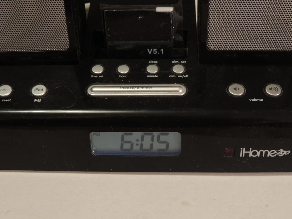 Apple iHome2Go iH26B Portable Docking Station/Speaker/Alarm Clock BlueTooth Adpt - Image 3 of 4