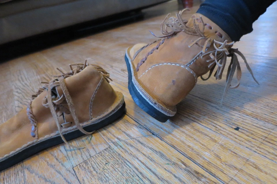 Handmade Moccassins (Native American) leather unisex men's 8.5 tire rubber sole - Image 4 of 4