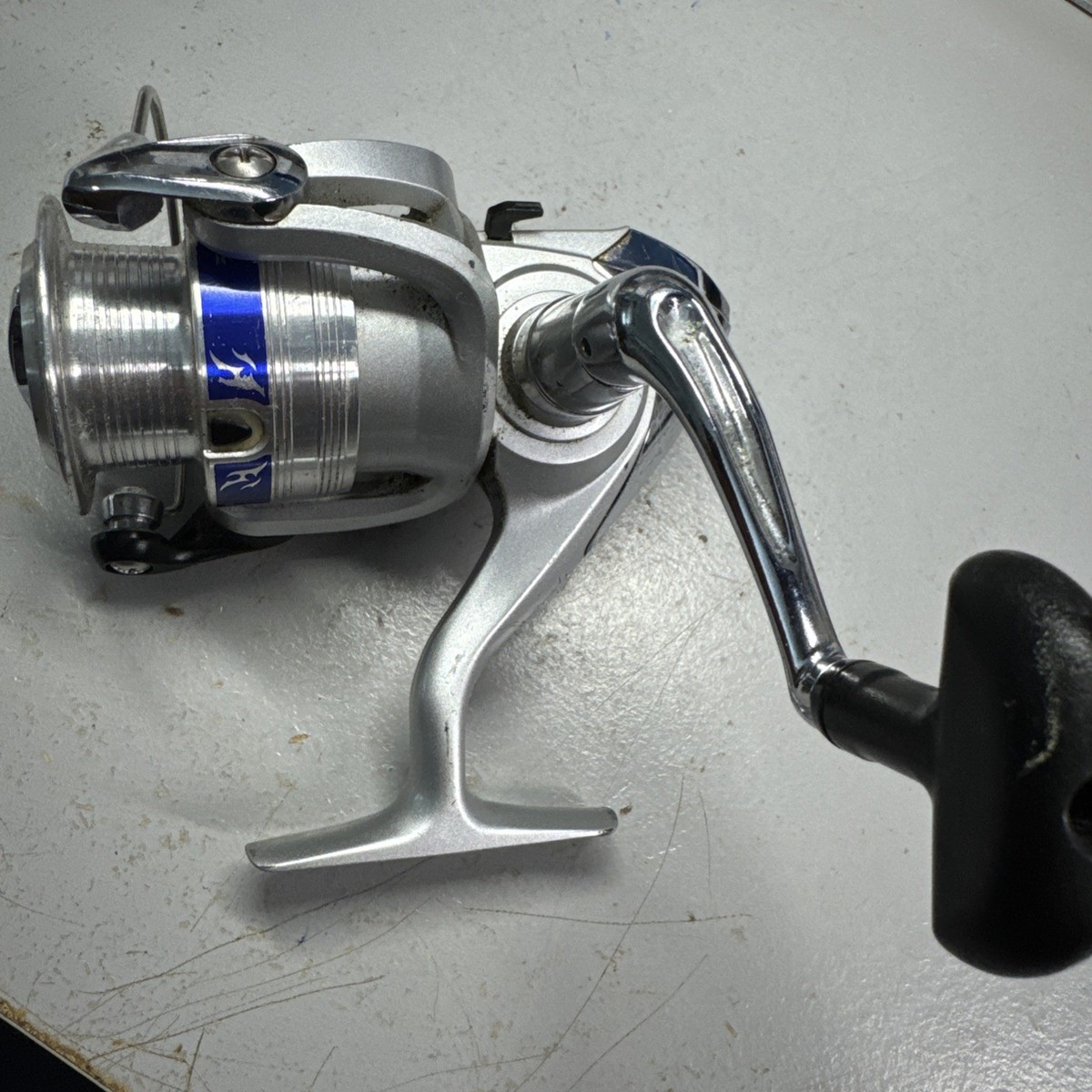 Daiwa D-Shock 2500-2B Spinning Reel Fishing Sport Made in Vietnam