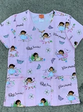 BRAND NEW Dora the Explorer Que Bonite How Pretty Scrubs Top Size XS ❤️sj7m22