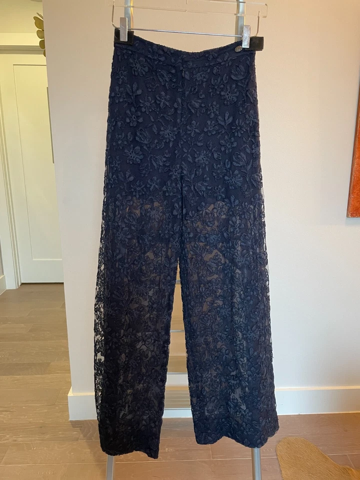 Calça CHANEL autêntica azul marinho flor de camélia em relevo cintura alta transparente tamanho 38