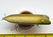 Señuelo de madera vintage Heddon Lucky 13 rojo boca chugger patrón escala verde años 40
