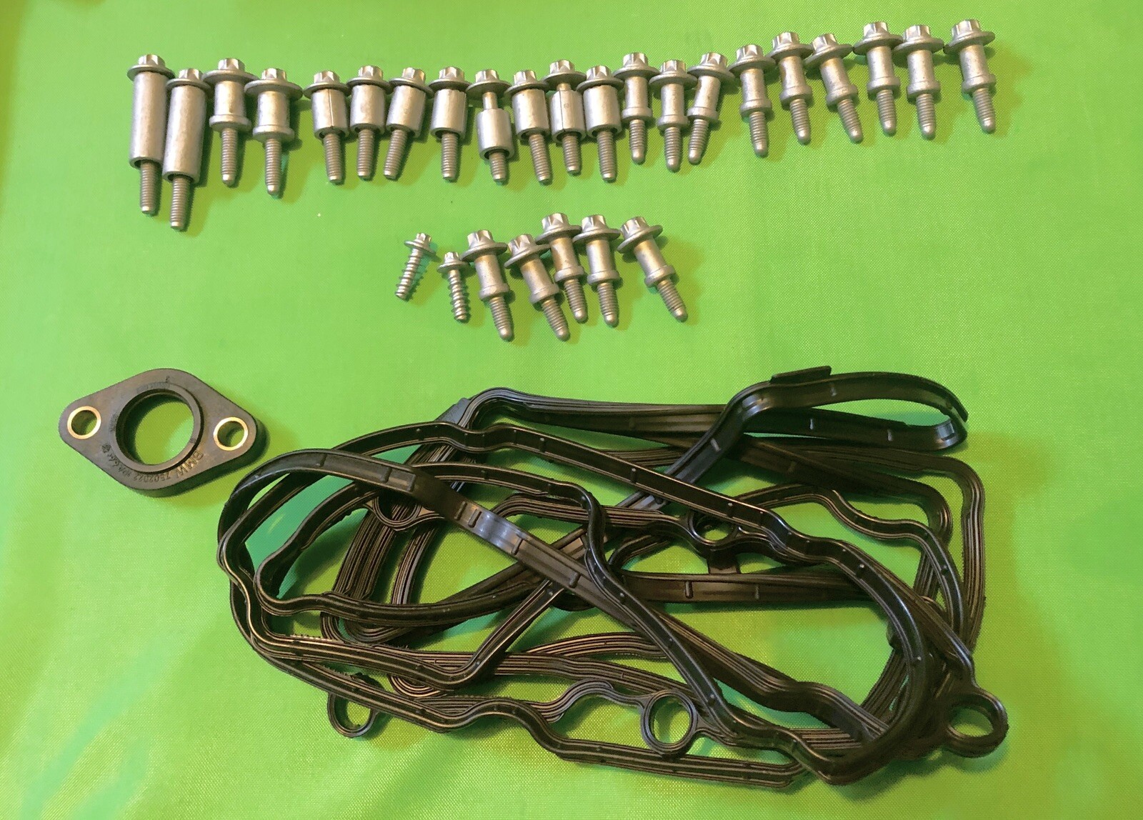 Genuine BMW N55 Engine Valve Cover Gasket,Bolts Kit E82,E90,F30,F10,F22