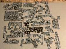 A40735 WARHAMMER 40K SPACE MARINES BITS LOT ON SPRUE HEADS GUNS ARMS