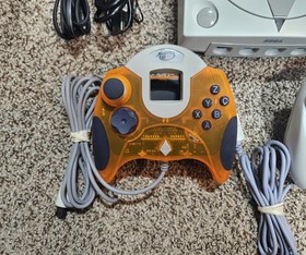 Sega Dreamcast Console BUNDLE W/ 2 cont. , 1 VMU, 1 Game, 1 Rumble Pak. RD DESC.