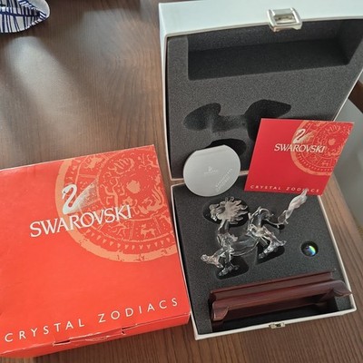 Swarovski Kristall Figur Drache mit Holzständer 238202 Fabeln & Geschichten Sternzeichen