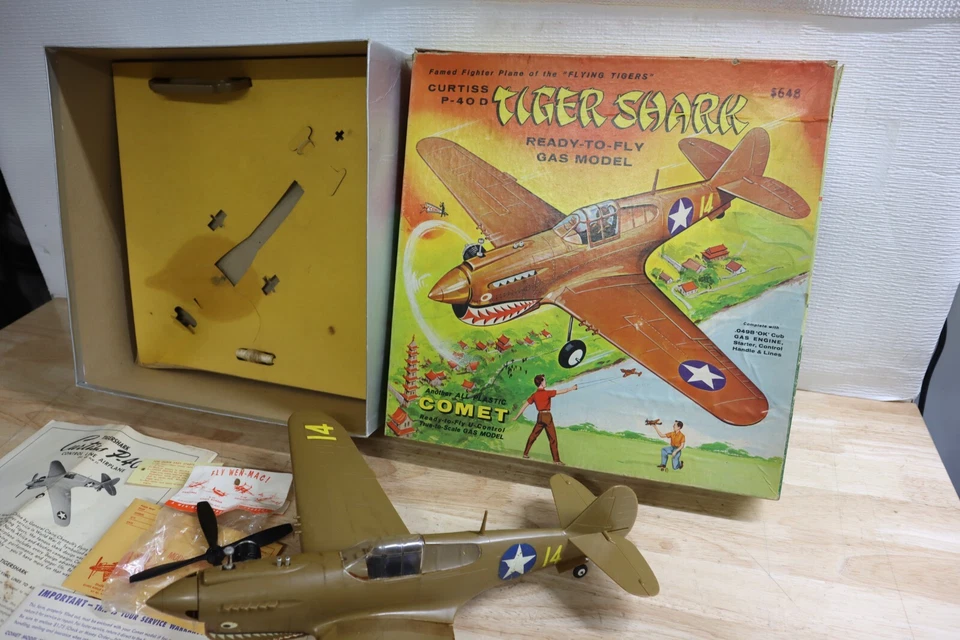 Bonito Raro Usado Limpio COMET Curtiss P-40 D Tigre Tiburón Juguete Avión Militar Caja Foto 3 de 4