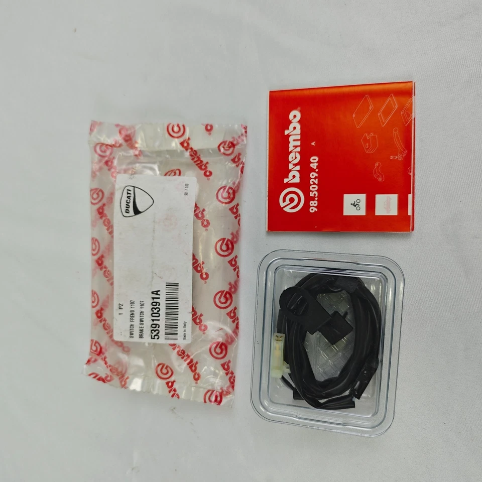 Новый подлинный передний тормозной насос микропереключателя Ducati от оригинального производителя No53910391A - Изображение 2 из 3