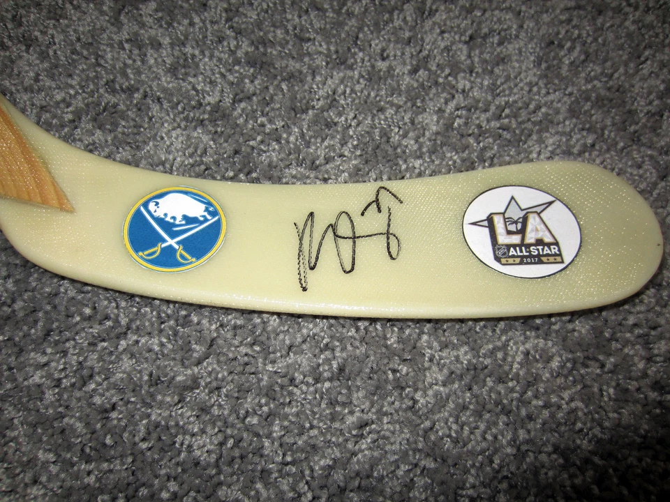 KYLE OKPOSO Buffalo Sabres Autógrafo FIRMADO Palo de Hockey Certificado de Autenticidad 2017 Juego de Estrellas Foto 2 de 2