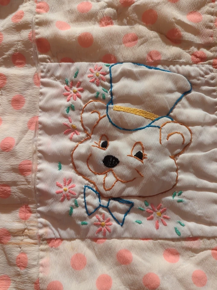 Edredón de cuna de bebé bordado a mano acolchado a mano 38x47 1950 de colección Foto 4 de 4