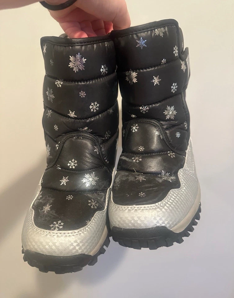 Botas de Nieve COGA Niñas Talla 6 EE. UU. (38) Negras con Copos de Nieve Plateados Invierno Forradas Sherpa Foto 2 de 4