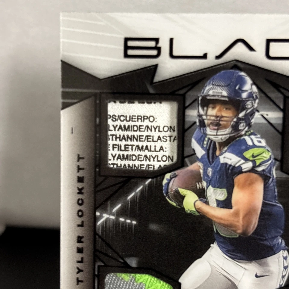 Parche cuádruple Panini Black Tyler Lockett Capstones 2025 automático/49 doble etiqueta de lavandería Foto 2 de 4