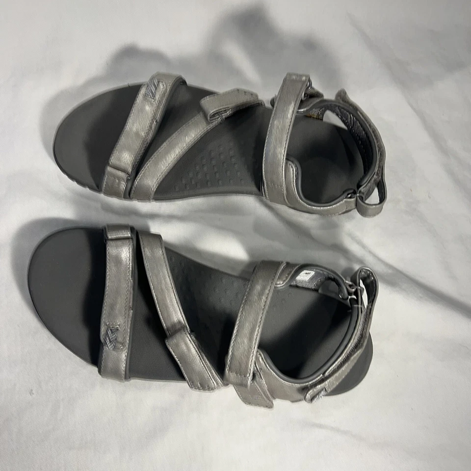 Sapatos femininos tamanho 9 New Balance sandálias prata praia ativa trilha gancho laço - Imagem 3 de 4