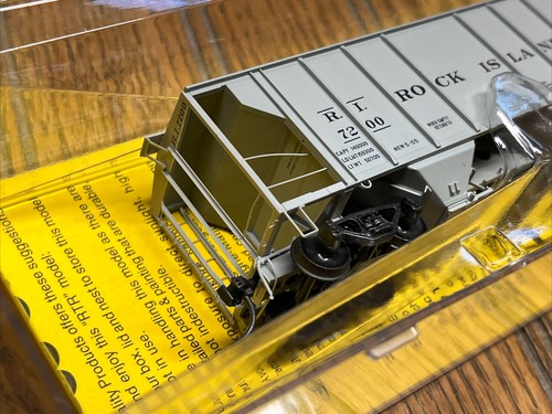 HO Scale Kadee Cars #8612 RI Rock Island 2-Bay Covered Hopper #7200 - Mint - Picture 8 of 8