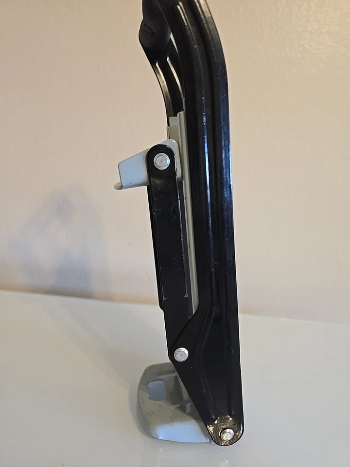 Trituradora de latas montada en la pared para latas de hasta 16 oz Foto 2 de 4