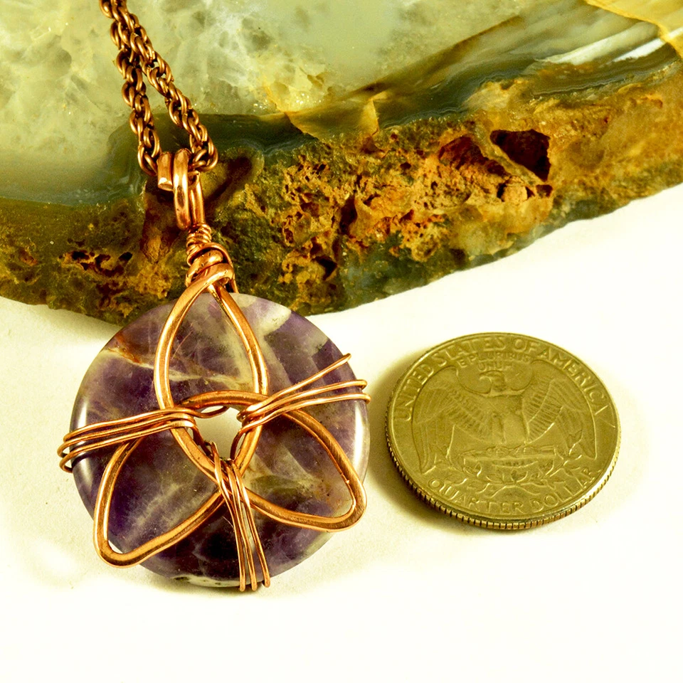 Colgante envuelto en alambre de cobre puro amatista Triquetra joyería artesanal envuelta en alambre Foto 2 de 3