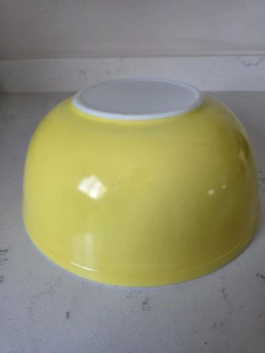 Vintage PYREX Large #404 Yellow 4 Quart Mixing Bowl Primary Colors EUC