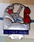 LES VIEUX DU VOLANT GRILLE BADGE MASCOT BADGE SIGN ROGER PEROT 1908