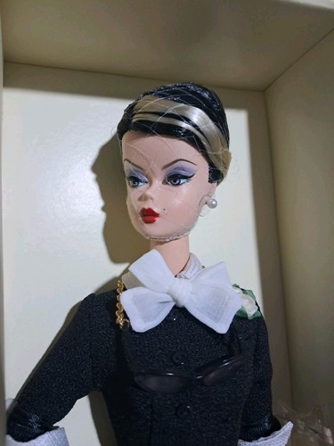 Mattel M4971 Barbie The Shop Girl Silkstone Fashion Model Collection NRFB - MINT - Picture 4 of 8