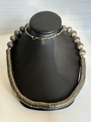 Collar Esfera Redonda Cuentas Texturizadas Tubo Largo Serpentina Tono Plata De Colección - Imagen 6 de 6